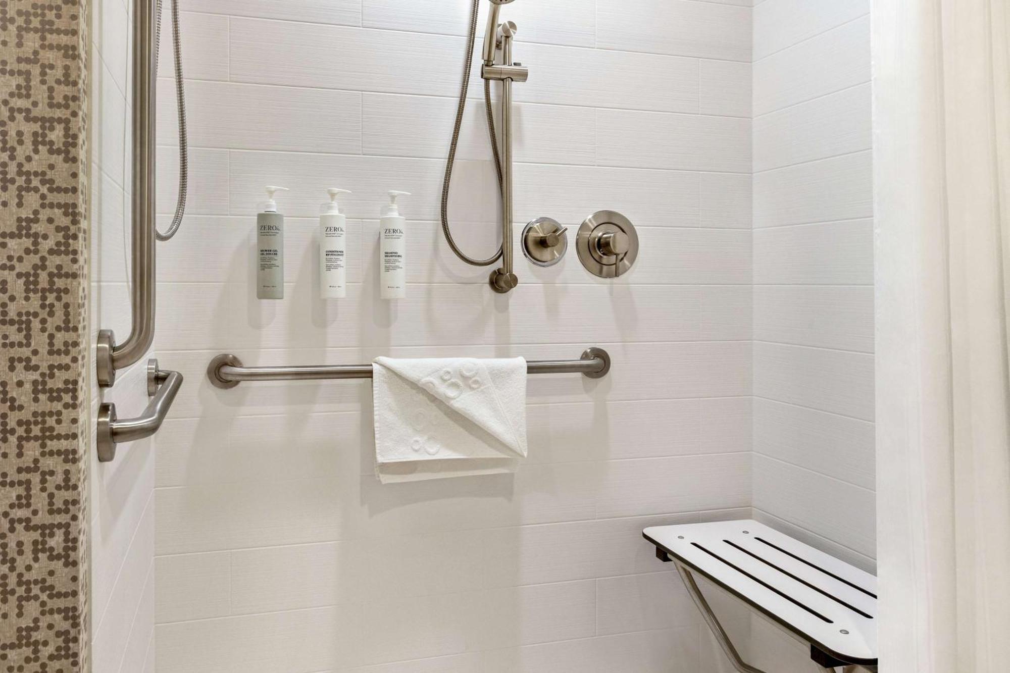 Home2 Suites By Hilton Minneapolis University Area Bagian luar foto